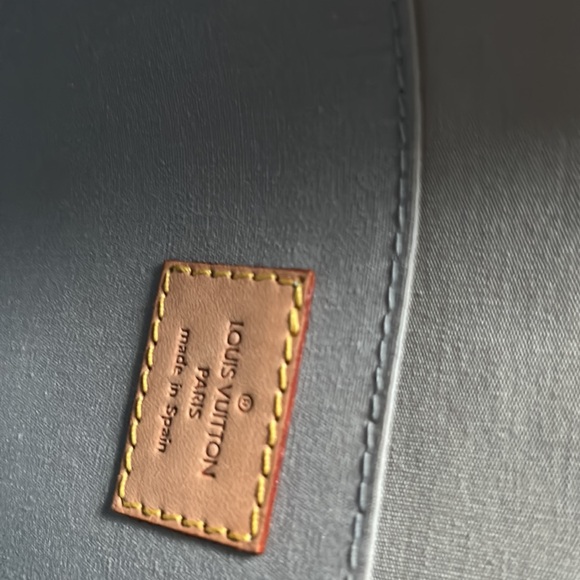 Louis Vuitton monogram vernis maple Patent clutch preloved with stains and flaws - Picture 9 of 9
